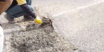 Tomarza’da Mahalleli Bozuk Yolu Betonla Onardı