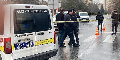 Trafik Işıklarında Bekleyen Aracın Sürücüsü Silahla Yaralandı