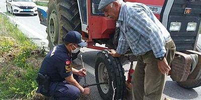 Traktörünün Lastiği Patladı, Yardımına Jandarma Koştu
