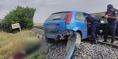 Tren Yoluna Giren Otomobilin Sürücüsü Yaşamını Yitirdi