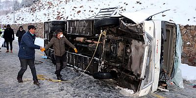 Turistleri Taşıyan Midibüs Devrildi: 3'ü Ağır 25 Yaralı