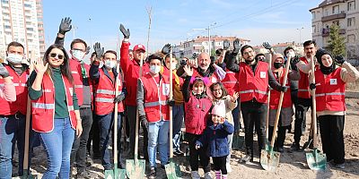 Türk Kızılay Gönüllüleri Kocasinan’da Ağaç Dikti