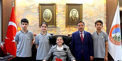 Vali Çiçek, Koltuğunu 7. Sınıf Öğrencisine Devretti