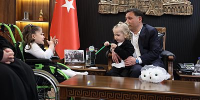 Vali Çiçek’ten Engelli Birey Rüveyda Tanış ve Ailesini Makamında Kabul Etti