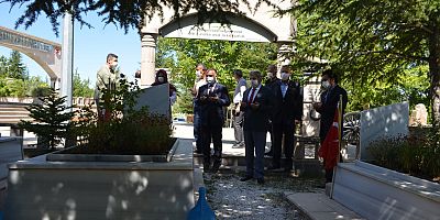 Vali Günaydın 15 Temmuz Şehitlerinin Kabirlerini Ziyaret Etti