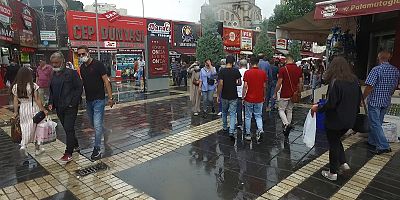 Yağmurdan Kaçan Kendini Çarşı'da Buldu