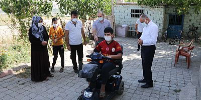 Yahyalı Belediyesi, Ateş’e Akülü Araç Hediye Etti