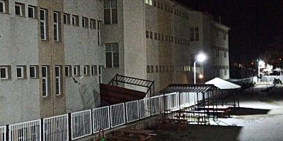 Yahyalı’da Fırtına Kamelyaları Yerinden Söktü