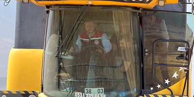 Yeşilhisar’da Kaymakamın Kullandığı Biçerdöverle Hububat Hasadı Başladı