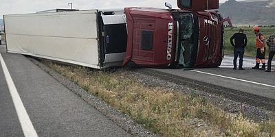 Yeşilhisar’da TIR devrildi: 2 Yaralı 