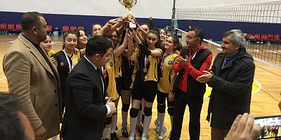 Yıldız Kızlarda Şampiyon İzzet Öksüzkaya Ortaokulu