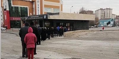 Zam Sonrasında Ekmek Kuyruğu