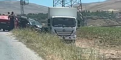 Zincirleme Kazada Otomobil İle Kamyon Çarpıştı