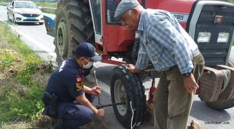 Traktörünün Lastiği Patladı, Yardımına Jandarma Koştu