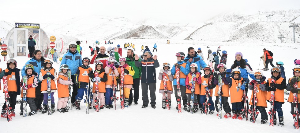 Türkiye’de Kayak Eğitiminin Merkez Üssünde 7’den 70’e Herkes Kayak Öğreniyor