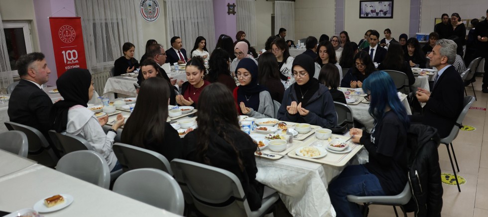Vali Çiçek, Sümer Fen Lisesi Öğrencileriyle İftarda Buluştu